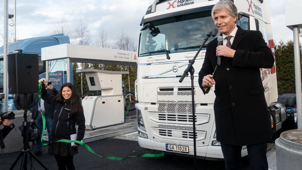 GRØNN TRÅD: Klima- og miljøminister Ola Elvestuen klipper snora ved Norges første fyllestasjon for flytende biogass, med en fornøyd byråd Lan Marie Ngyuen Berg som snorholder. Foto: Peter Raaum GRØNN TRÅD: Klima- og miljøminister Ola Elvestuen klipper snora ved Norges første fyllestasjon for flytende biogass, med en fornøyd byråd Lan Marie Ngyuen Berg som snorholder. Foto: Peter Raaum