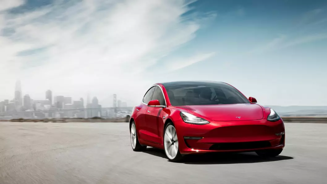 PRISEN NED: Nå starter Tesla Model 3 på 454.700 kroner.
