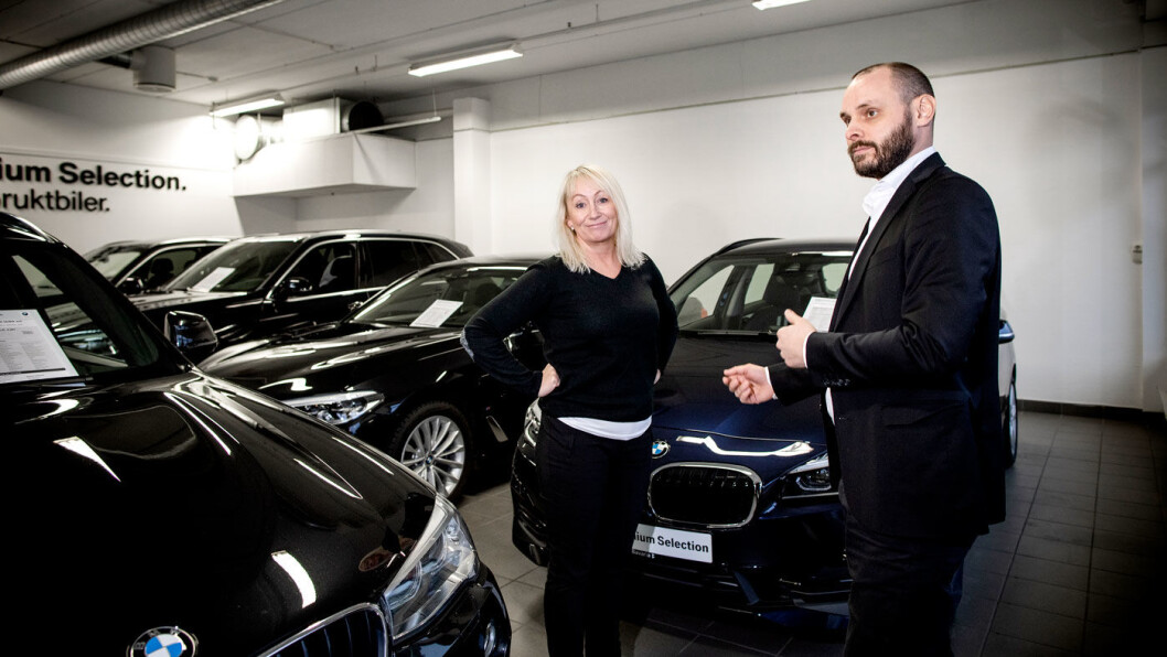 LEASING? Ida Schøyen er en av mange som er nysgjerrig på leasing, her med bruktbilekspert Mats Leikfoss hos Bavaria Romerike. LEASING? Ida Schøyen er en av mange som er nysgjerrig på leasing, her med bruktbilekspert Mats Leikfoss hos Bavaria Romerike.