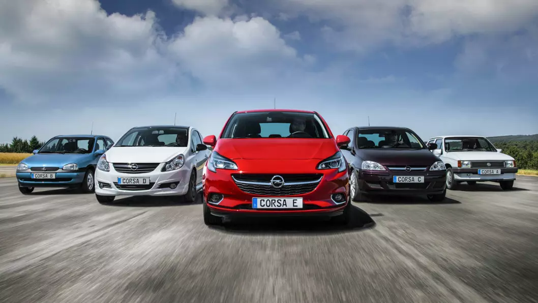 ELEKTRISK: I løpet av 2019 kommer Opel Corsa i heleelektrisk versjon. Den blir ifølge Opel en rimelig folkebil. Her er dagens generasjon Corsa i midten, flankert av de fire foregående. Foto: Opel