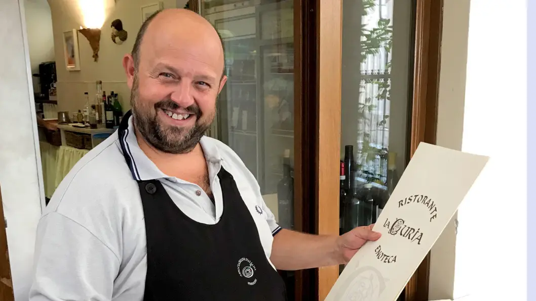 BENVENUTI: Maximillian ønsker velkommen til lunsj på restauranten Osteria La Curia i Acqui Terme. BENVENUTI: Maximillian ønsker velkommen til lunsj på restauranten Osteria La Curia i Acqui Terme.