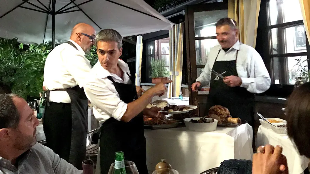 LANG LUNSJ: Måltidene er viktige i Piemonte, og det kan ta tid, og det er noe av gleden ved det. LANG LUNSJ: Måltidene er viktige i Piemonte, og det kan ta tid, og det er noe av gleden ved det.