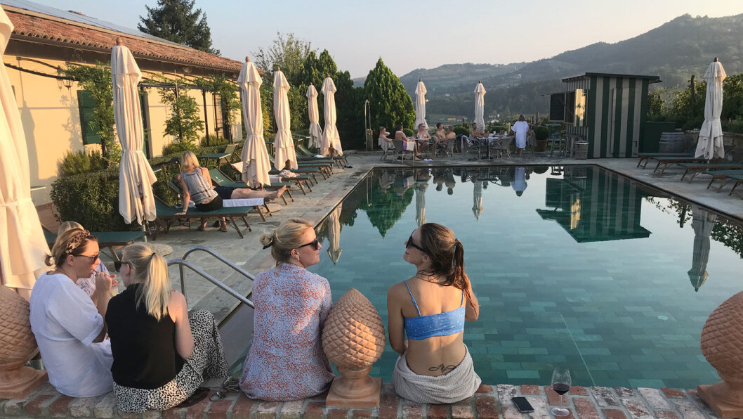 PÅ BASSENGKANTEN: Solen er i ferd med å gå ned, og ved bassengkanten på Villa la Madonna fanger denne jentegjengen de siste strålene. PÅ BASSENGKANTEN: Solen er i ferd med å gå ned, og ved bassengkanten på Villa la Madonna fanger denne jentegjengen de siste strålene.