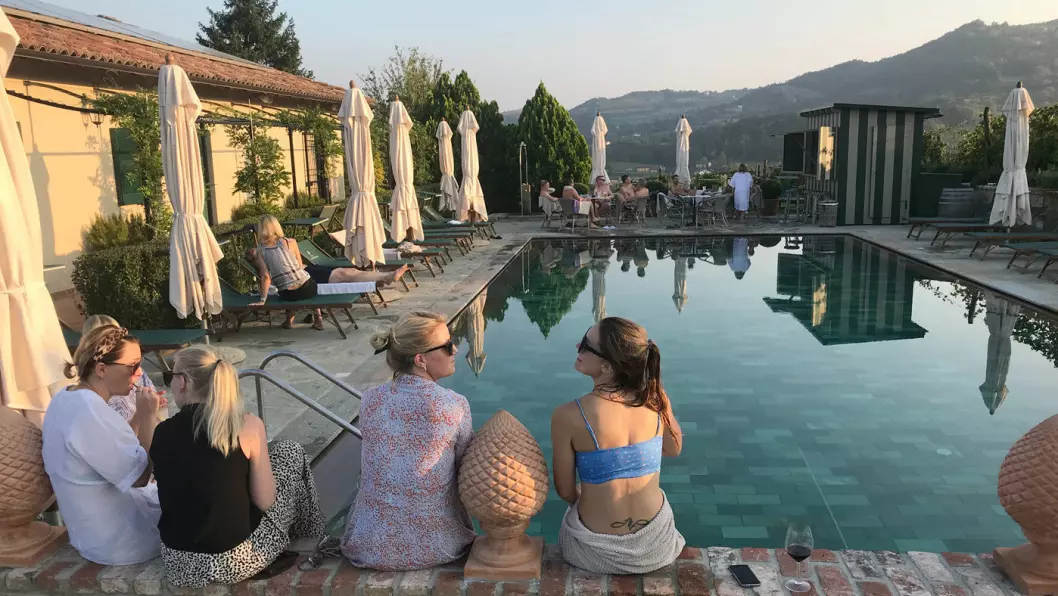 PÅ BASSENGKANTEN: Solen er i ferd med å gå ned, og ved bassengkanten på Villa la Madonna fanger denne jentegjengen de siste strålene.