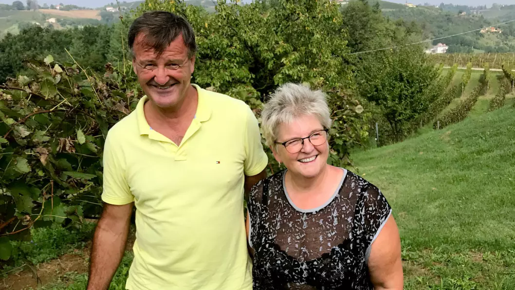 ET NYTT LIV: Hilde Berthung (55) og mannen Stein Thorbjørnsen (55) flyttet fra Norge for å drive vingården Cascina Collina.&nbsp;