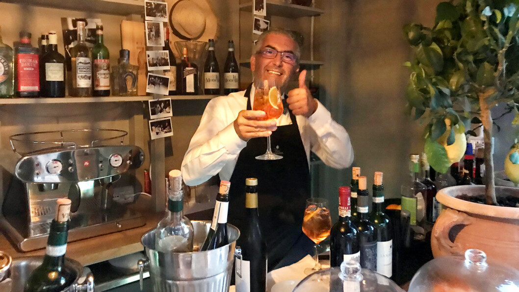 GOD KVELD: Gregorio frister med vin og tapas ved bassengkanten på det svenskeide Villa La Madonna. GOD KVELD: Gregorio frister med vin og tapas ved bassengkanten på det svenskeide Villa La Madonna. 