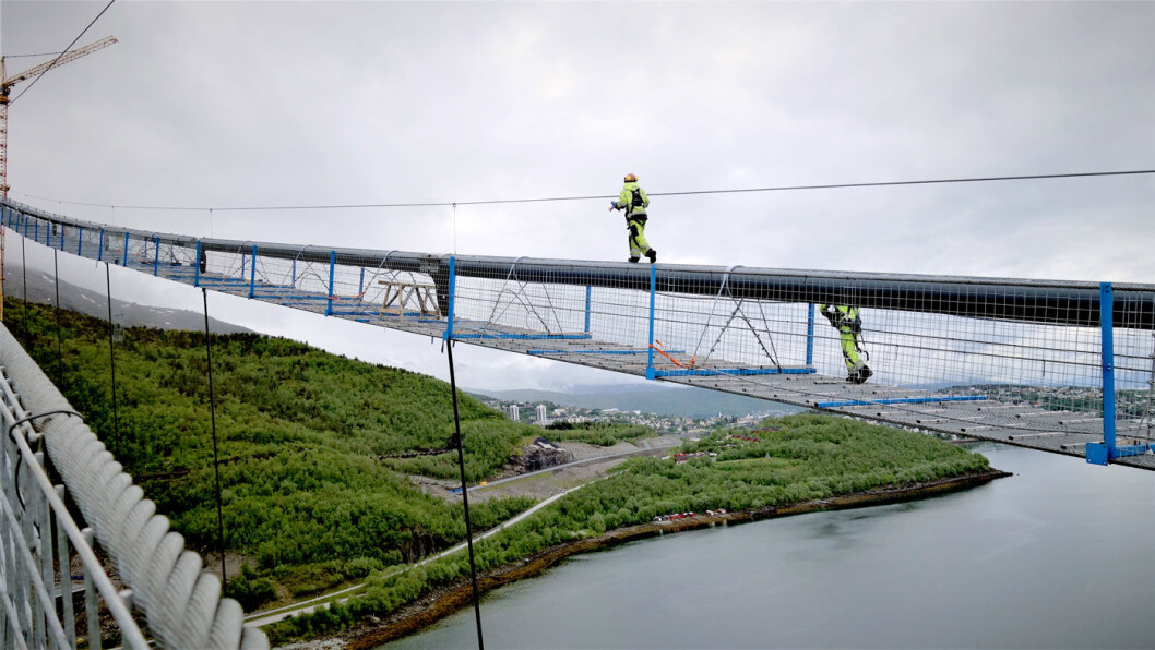 LUFTIG ARBEIDSPLASS: I sommer arbeidet kinesere helt på toppen av brua, nesten 200 meter over Ofotfjorden. Det kinesiske selskapet var billigst blant de kvalifiserte som leverte tilbud på jobben. Foto: Bård Henning Larsen, Statens vegvesen LUFTIG ARBEIDSPLASS: I sommer arbeidet kinesere helt på toppen av brua, nesten 200 meter over Ofotfjorden. Det kinesiske selskapet var billigst blant de kvalifiserte som leverte tilbud på jobben. Foto: Bård Henning Larsen, Statens vegvesen