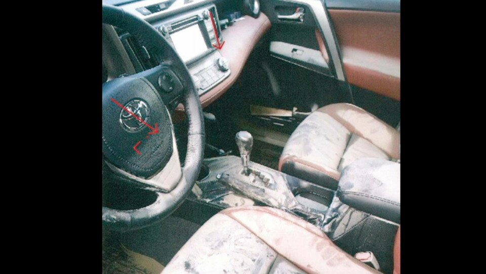 DUKKERT: I 2015 ble den ett år gamle SUV'en Toyota RAV 4 bilen fylt med flomvann. Bildet viser at det var ferskvann og muligens også brakkvann – en blanding av saltvann og ferskvann – halvveis opp på rattet i bilens kupé.