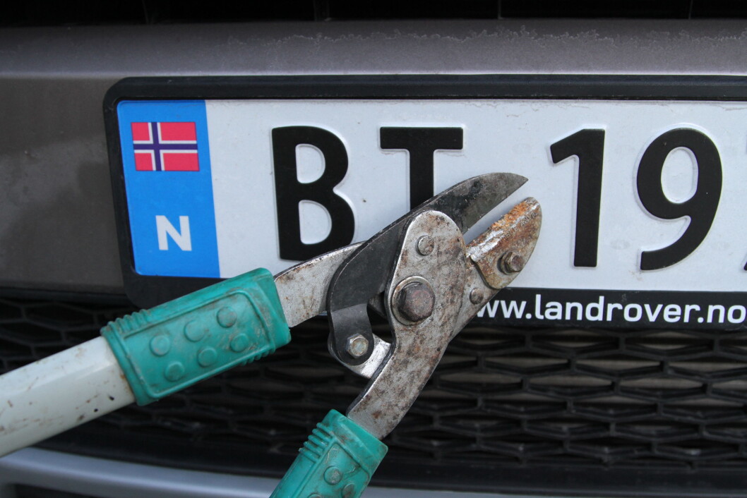 TREKK I LØNN: Hvis du fortsatt ikke har betalt årsavgiften på bilen, trekkes pengene fra lønnen din og bilen blir avskiltet. Foto: Rune Korsvoll TREKK I LØNN: Hvis du fortsatt ikke har betalt årsavgiften på bilen, trekkes pengene fra lønnen din og bilen blir avskiltet. Foto: Rune Korsvoll