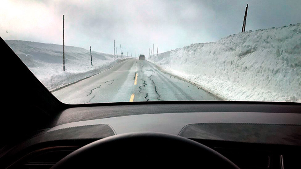 KLAR FOR KOLONNEKJØRING: Gode vinterdekk, full tank, varme klær og mat og drikke er viktig hvis du risikerer tøffe forhold over fjellet. Foto: NAF KLAR FOR KOLONNEKJØRING: Gode vinterdekk, full tank, varme klær og mat og drikke er viktig hvis du risikerer tøffe forhold over fjellet. Foto: NAF