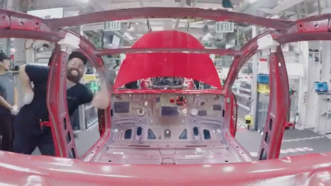 OPP MED FARTEN: Over 5000 utgaver av Model 3-modellen lages nå hver uke her på Freemont-fabrikken. Foto: Skjermdump av film fra Tesla Motors OPP MED FARTEN: Over 5000 utgaver av Model 3-modellen lages nå hver uke her på Freemont-fabrikken. Foto: Skjermdump av film fra Tesla Motors