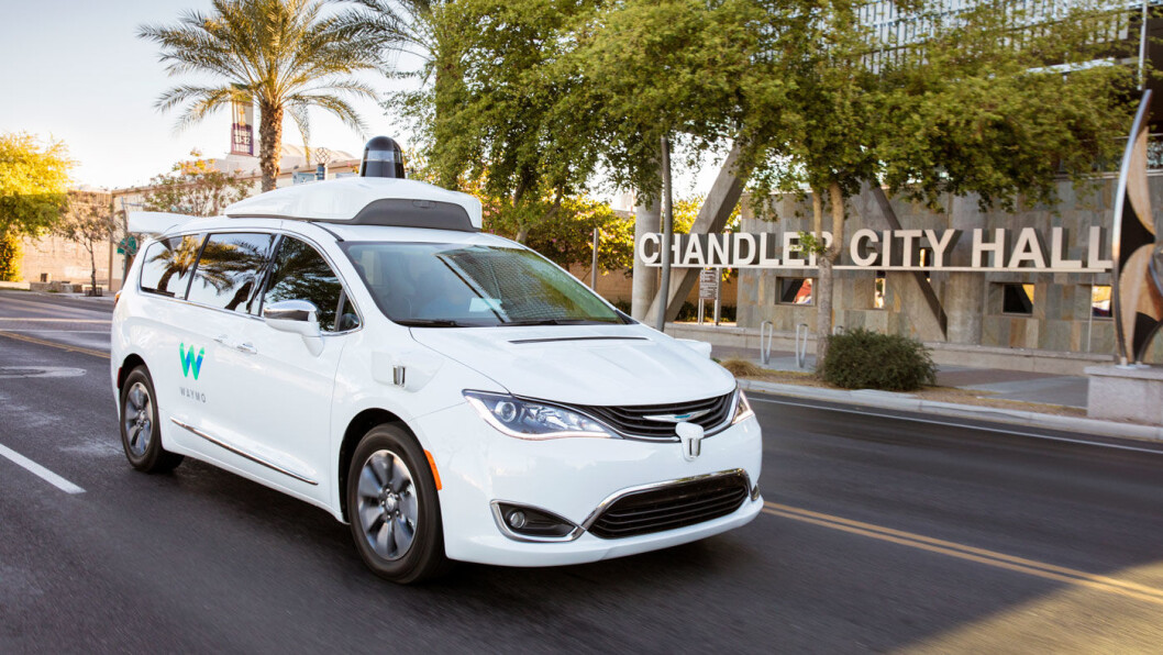 UTE PÅ TUR: Waymo, et av de største selskapene innen utvikling av autonome kjøretøy, eies av Google. Her er en Waymo-bil foran rådhuset i Chandler. Foto: Waymo UTE PÅ TUR: Waymo, et av de største selskapene innen utvikling av autonome kjøretøy, eies av Google. Her er en Waymo-bil foran rådhuset i Chandler. Foto: Waymo