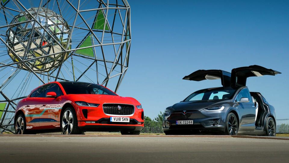 En tysk studie hevder at elbiler Tesla Model X og Jaguar I-Pace slipper ut mer CO₂ enn dieseldrevne biler. Norske eksperter slakter rapporten. Foto: Jon Terje Hellgren Hansen