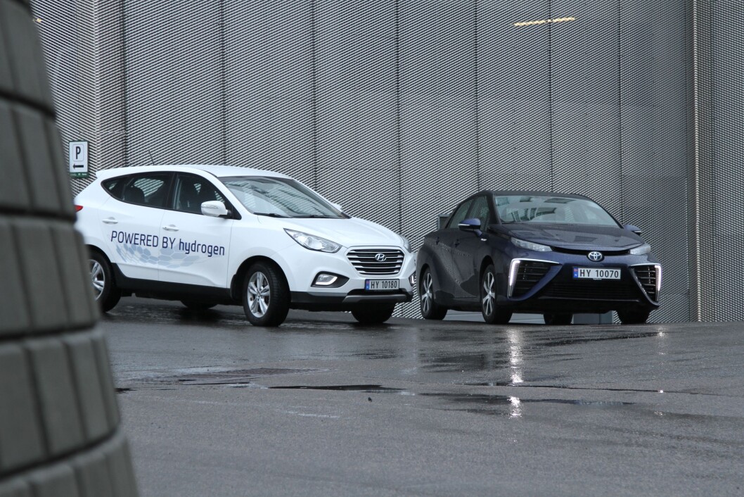 PÅ NORSKE VEIER: Hydrogen-elektriske Hyundai iX35 og Toyota Mirai er nå på norske veier. Dyre, men med lang rekkevidde. Foto: Rune Korsvoll PÅ NORSKE VEIER: Hydrogen-elektriske Hyundai iX35 og Toyota Mirai er nå på norske veier. Dyre, men med lang rekkevidde. Foto: Rune Korsvoll