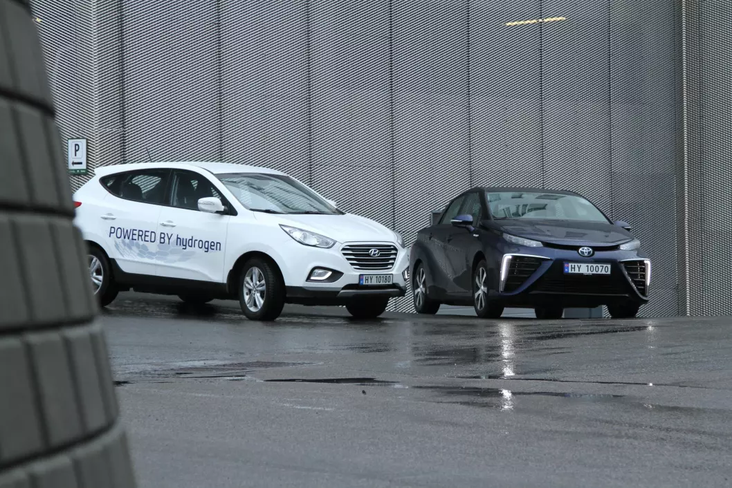 PÅ NORSKE VEIER: Hydrogen-elektriske Hyundai iX35 og Toyota Mirai er nå på norske veier. Dyre, men med lang rekkevidde. Foto: Rune Korsvoll