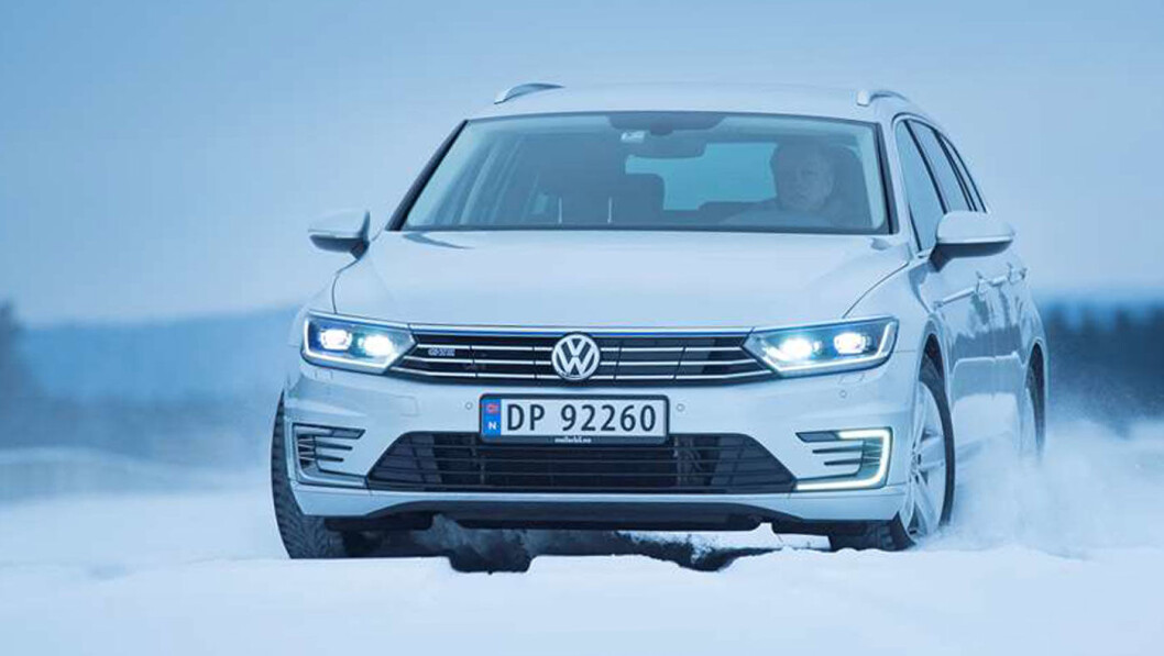 FORNYES: Dagens VW Passat var en Norgesfavoritt til det siste, men kommer i ny utgave i januar. Men fortsatt har det verken kommet bilder av bilen eller sentrale data om drivlinjer. Her er VW Passat GTE plug-in fra vår test av modellen i 2017. Foto: Jon Terje Hellgren Hansen FORNYES: Dagens VW Passat var en Norgesfavoritt til det siste, men kommer i ny utgave i januar. Men fortsatt har det verken kommet bilder av bilen eller sentrale data om drivlinjer. Her er VW Passat GTE plug-in fra vår test av modellen i 2017. Foto: Jon Terje Hellgren Hansen