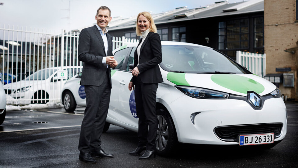 NY TJENESTE: GreenMobility-sjef Torben Andersen og Synne Homble, konserndirektør for mobilitet og strategi i NSB, foran en av bilene som nå blir tilgjengelige i Oslo. Foto: NSB