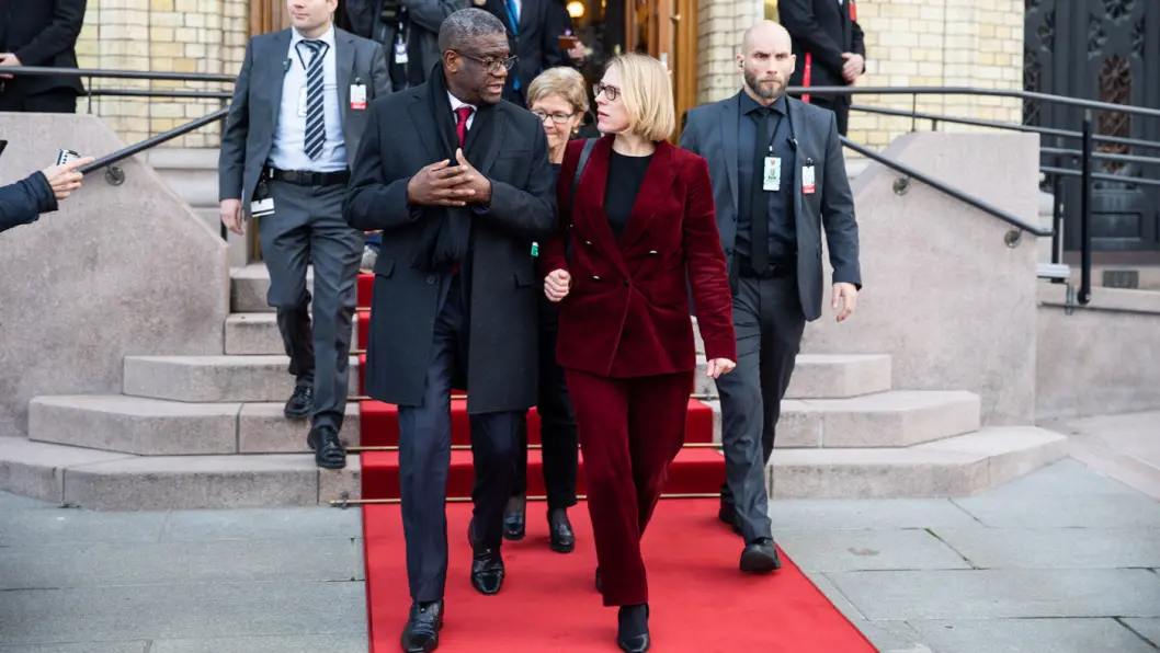 VIL TA GREP: Anniken Huitfeldt (Ap), her med fredsprisvinner Denis Mukwege på vei ut av Stortinget, vil ha skjerpet kontroll av kobolt som brukes i elbiler og mobiltelefoner. Foto: Stortinget VIL TA GREP: Anniken Huitfeldt (Ap), her med fredsprisvinner Denis Mukwege på vei ut av Stortinget, vil ha skjerpet kontroll av kobolt som brukes i elbiler og mobiltelefoner. Foto: Stortinget