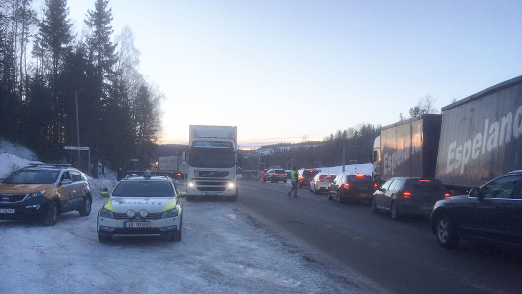 KØ OG TRENGSEL: Forbered deg på kø hvis du skal kjøre mellom Oslo og skidestinasjonene Sjusjøen, Hafjell og Kvitfjell de neste ukene. Nå er begge hovedveiene – her fra riksvei 4 på Hadeland – delvis stengt på grunn av veiarbeid. Foto: Ronny Nilsen KØ OG TRENGSEL: Forbered deg på kø hvis du skal kjøre mellom Oslo og skidestinasjonene Sjusjøen, Hafjell og Kvitfjell de neste ukene. Nå er begge hovedveiene – her fra riksvei 4 på Hadeland – delvis stengt på grunn av veiarbeid. Foto: Ronny Nilsen
