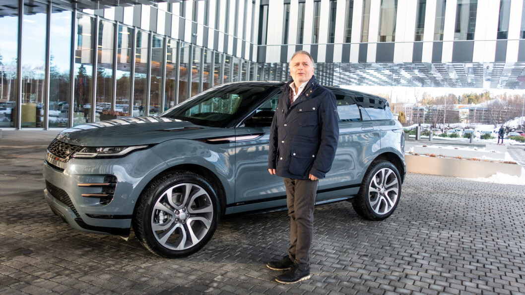 KABEL, TAKK: Elbilen I-Pace har vært gull verdt for salgssjef John Helmersen i Jaguar Land Rover. Plug-in-muligheten skal gi løft for nye Range Rover Evoque. Foto: Peter Raaum KABEL, TAKK: Elbilen I-Pace har vært gull verdt for salgssjef John Helmersen i Jaguar Land Rover. Plug-in-muligheten skal gi løft for nye Range Rover Evoque. Foto: Peter Raaum