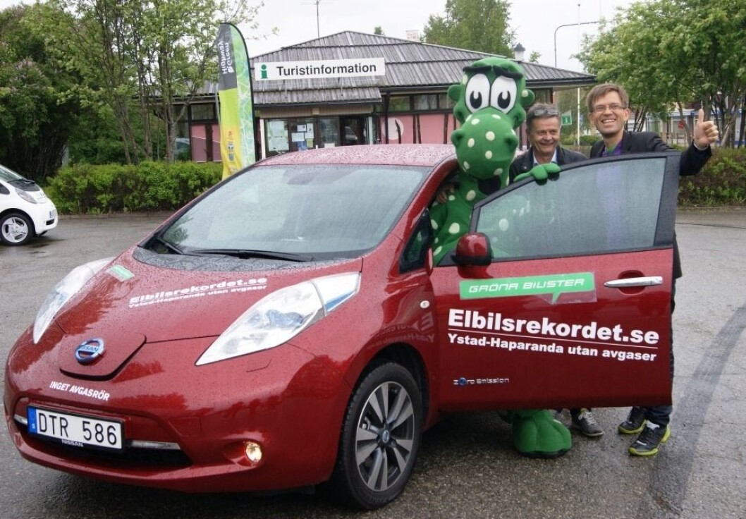 FÅ ELBILER I SVERIGE: Med en rabatt på 60.000 kroner vil svenske myndigheter øke elbilbestanden. En Nissan Leaf koster 125.000 kroner mer i Sverige enn i Norge. Green Highway er på 46 mil mellom Sundsvall og Trondheim. Foto: Green Highway FÅ ELBILER I SVERIGE: Med en rabatt på 60.000 kroner vil svenske myndigheter øke elbilbestanden. En Nissan Leaf koster 125.000 kroner mer i Sverige enn i Norge. Green Highway er på 46 mil mellom Sundsvall og Trondheim. Foto: Green Highway