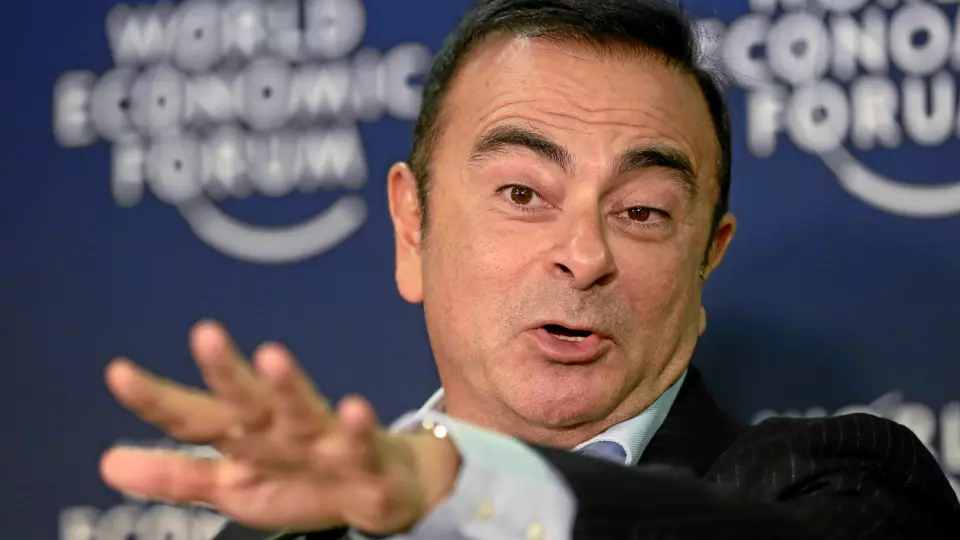 DEN GANG DA: Carlos Ghosn bak mikrofoner under World Economic Forum i Davos i 2013. Nå er han bak lås og slå i Tokyo. Foto: World Economic Forum