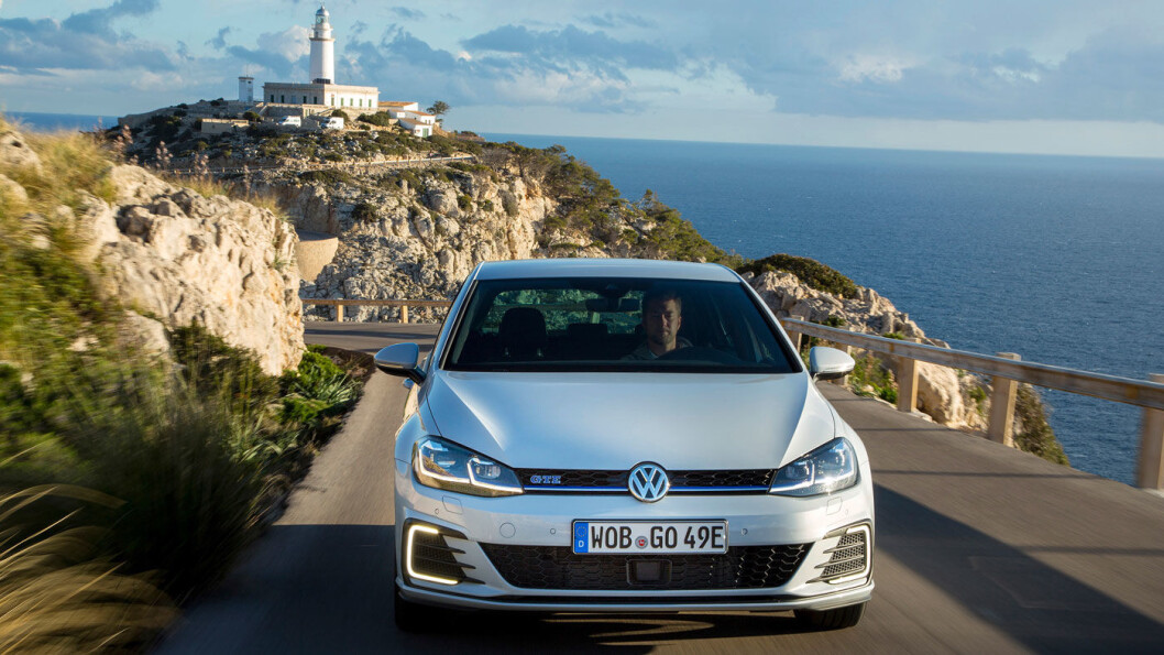 EUROPA-FAVORITTEN: Bilsalget fortsetter å falle, men det er ingen tvil om hva europeiske bilkjøpere likevel helst vil ha. Volkswagen har tre av de fire øverste plassene på salgslistene i Europa, med Golf aller øverst. Foto: Volkswagen AG EUROPA-FAVORITTEN: Bilsalget fortsetter å falle, men det er ingen tvil om hva europeiske bilkjøpere likevel helst vil ha. Volkswagen har tre av de fire øverste plassene på salgslistene i Europa, med Golf aller øverst. Foto: Volkswagen AG
