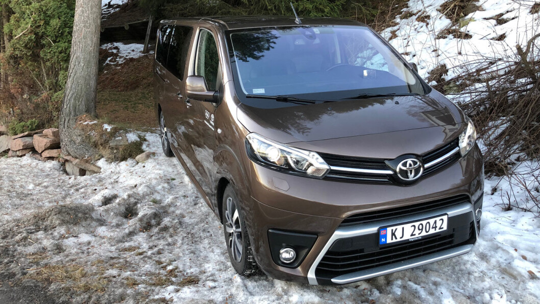 PRAKTISK: Spesielt pen er den ikke, men Toyota Proace Verso er nærmest uslåelig i praktiske sammenhenger. Foto: Øivind A. Monn-Iversen PRAKTISK: Spesielt pen er den ikke, men Toyota Proace Verso er nærmest uslåelig i praktiske sammenhenger. Foto: Øivind A. Monn-Iversen