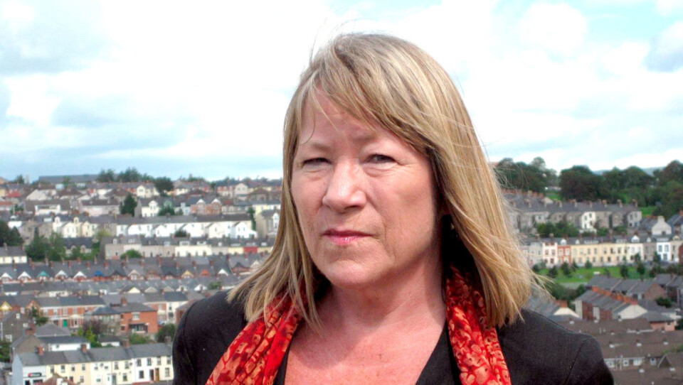 KUNNSKAPSRIK GUIDE: Annette Groth, journalist og tidligere NRK-korrespondent, tar oss med til personlige møter med folk som selv har opplevd konfliktene i Nord-Irland.