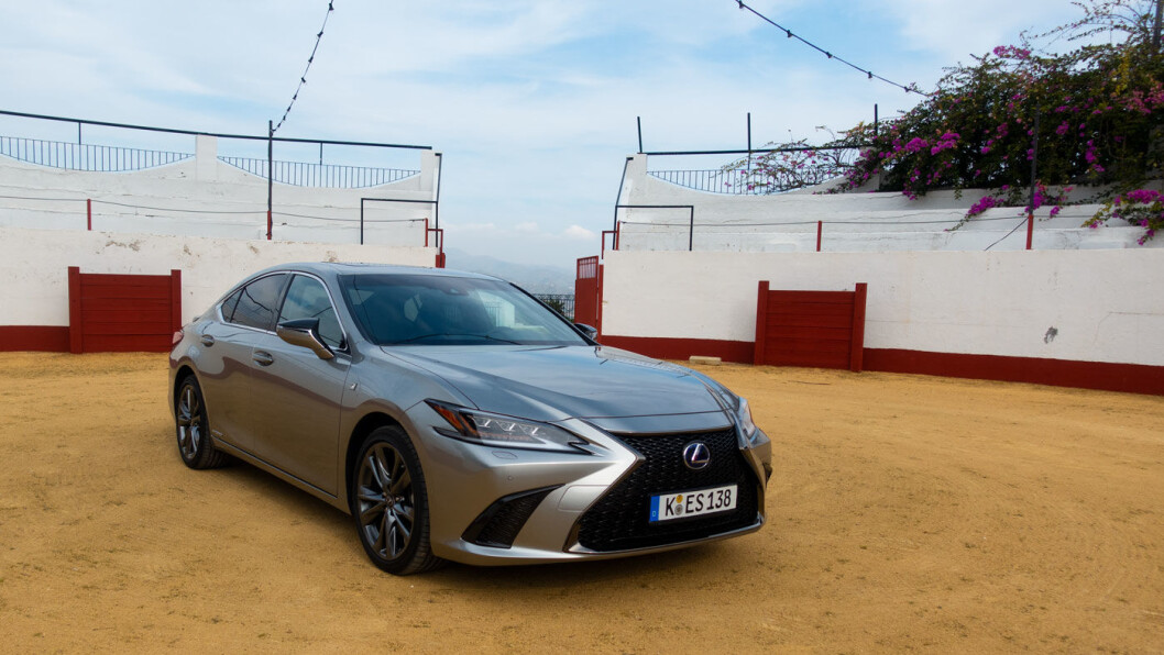 SMEKRE LINJER: Nye ES 300h tilhører sjuende generasjon av en klassisk Lexus-modell. SMEKRE LINJER: Nye ES 300h tilhører sjuende generasjon av en klassisk Lexus-modell.