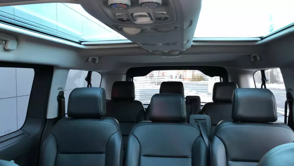 LYS: Med panoramatak blir det enda mer lys og luft i en allerede oversiktlig bil.