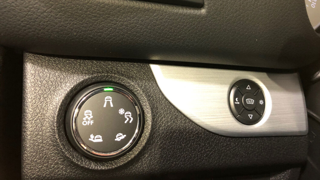 MER GREP: Med dette hjulet kan du justere bilen til ulike underlag, som for eksempel snø. Vi merket ingen praktiske endringer. Det lille hjulet til høyre er innstillingen av head up displayet. MER GREP: Med dette hjulet kan du justere bilen til ulike underlag, som for eksempel snø. Vi merket ingen praktiske endringer. Det lille hjulet til høyre er innstillingen av head up displayet.