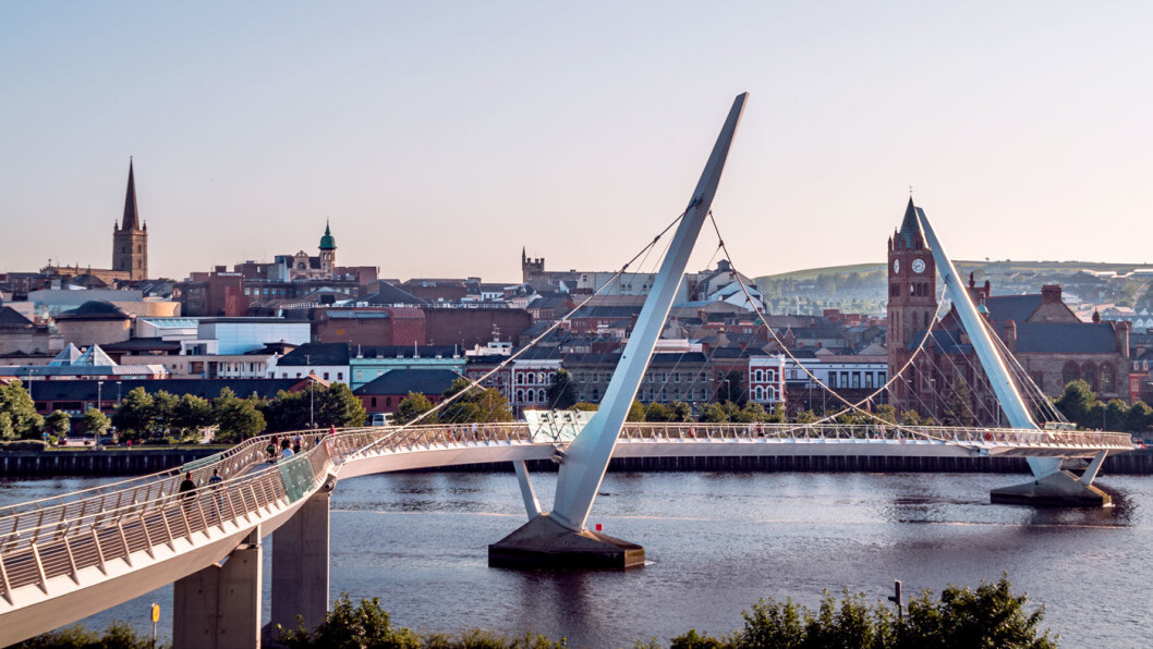 LANDEMERKE: Fredsbroen i Derry krysser elven Foyle. LANDEMERKE: Fredsbroen i Derry krysser elven Foyle. 