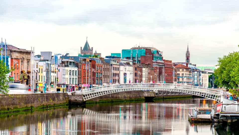 FARGERIKE DUBLIN: Elven Liffey deler byen. Gangbroen Ha’penny Bridge ble bygget allerede i 1816.
