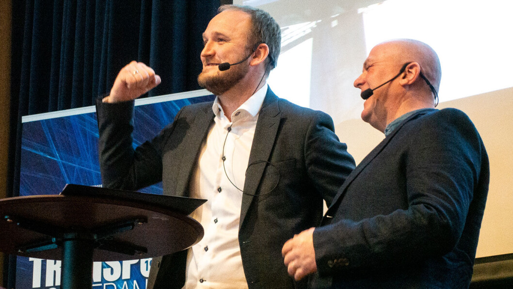 SEIERSJUBEL: – Jeg har vært ivrig etter å få redusert bompengene, og det blir ikke lavere prioritert nå når vi har større handlingsrom, sier samferdselsminister Jon Georg Dale – til begeistring fra konfransier Jan Erik Larsen på Transportkonferansen fredag. Foto: Peter Raaum SEIERSJUBEL: – Jeg har vært ivrig etter å få redusert bompengene, og det blir ikke lavere prioritert nå når vi har større handlingsrom, sier samferdselsminister Jon Georg Dale – til begeistring fra konfransier Jan Erik Larsen på Transportkonferansen fredag. Foto: Peter Raaum
