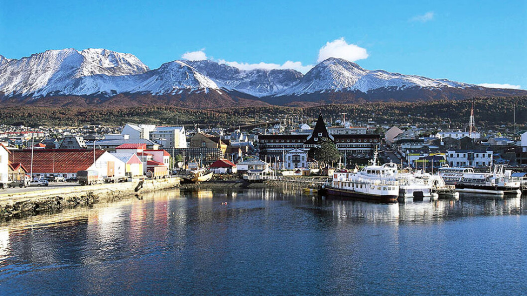USHUAIA: Verdens sørligste by med de snødekte Andesfjellene og isbreer som bakgrunn. USHUAIA: Verdens sørligste by med de snødekte Andesfjellene og isbreer som bakgrunn.