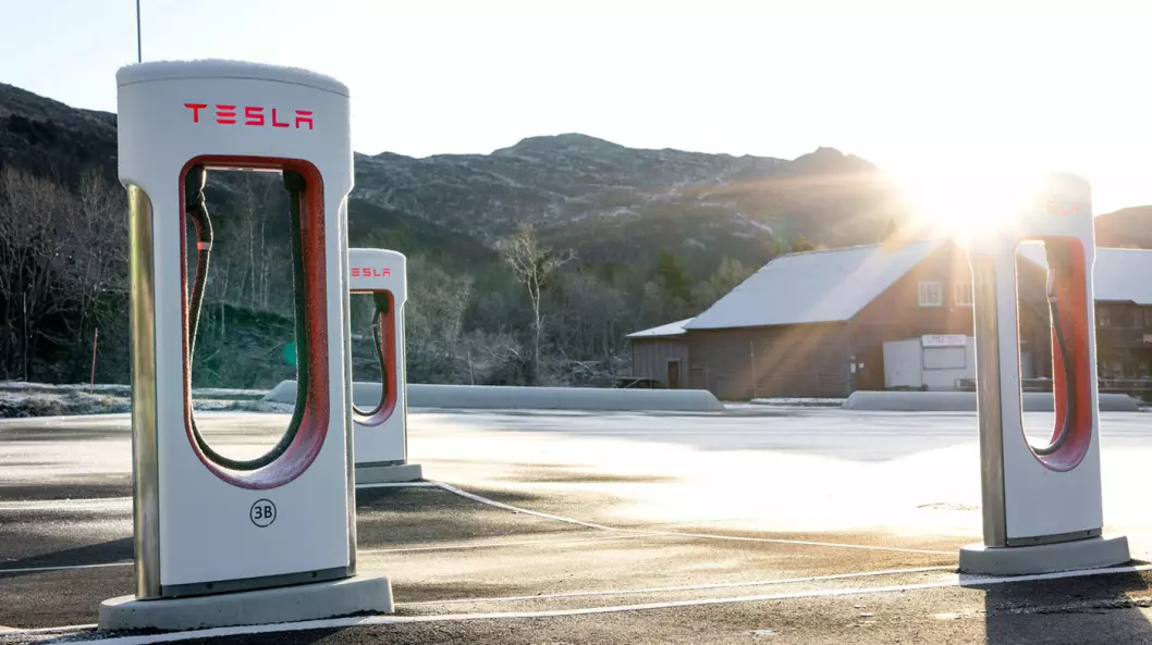 LITT GRATIS: Tesla lokker med gratis lading ved Superchargere deler av døgnet for Tesla-eiere i tre helger i februar og mars.
