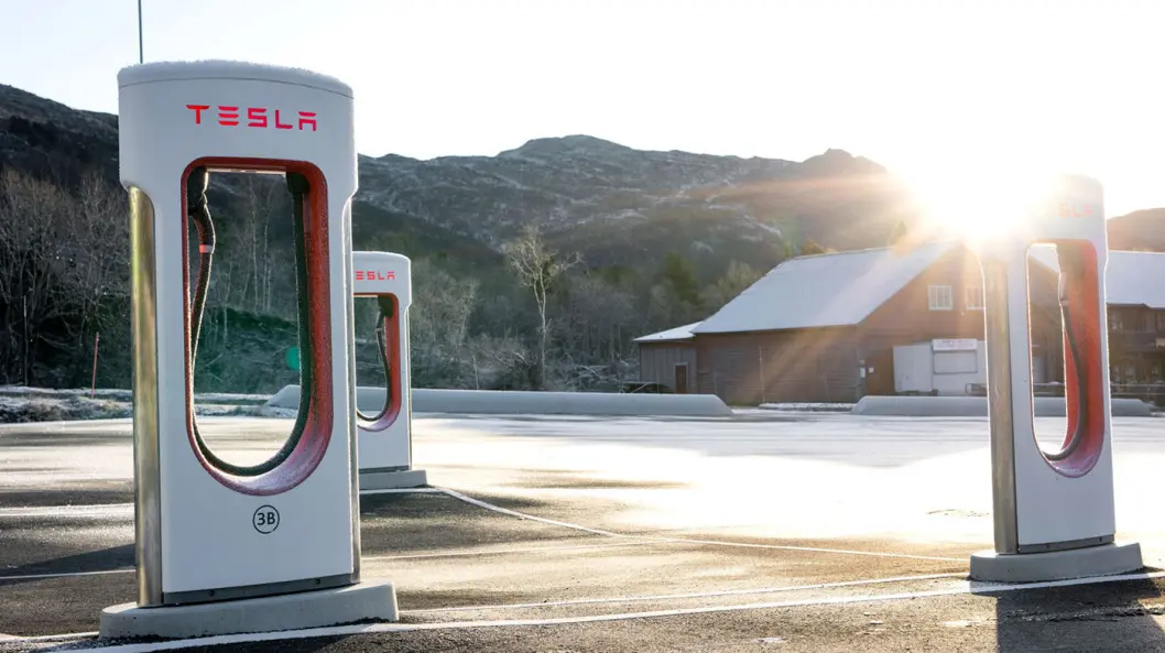 LITT GRATIS: Tesla lokker med gratis lading ved Superchargere deler av døgnet for Tesla-eiere i tre helger i februar og mars. LITT GRATIS: Tesla lokker med gratis lading ved Superchargere deler av døgnet for Tesla-eiere i tre helger i februar og mars.