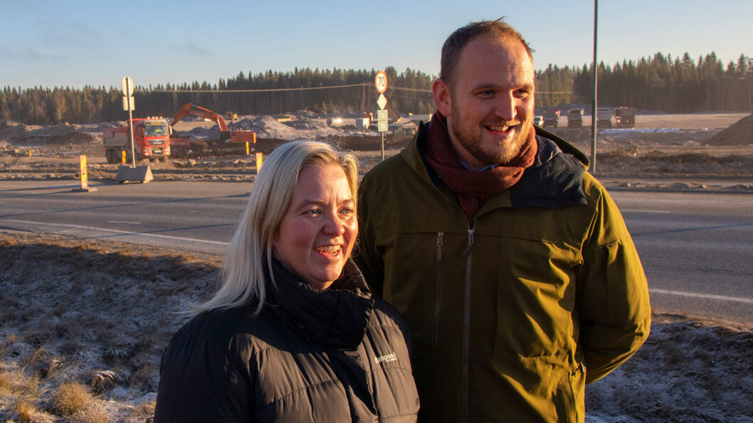 TAR PENGENE: Løten-ordfører Bente Elin Lilleøkseth må bare konstatere at staten og samferdselsminister Jon Georg Dale ikke vil redusere bilistenes bompengebelastning selv om den nye riksvei 3/25 blir billigere enn antatt. Foto: Samferdselsdepartementet TAR PENGENE: Løten-ordfører Bente Elin Lilleøkseth må bare konstatere at staten og samferdselsminister Jon Georg Dale ikke vil redusere bilistenes bompengebelastning selv om den nye riksvei 3/25 blir billigere enn antatt. Foto: Samferdselsdepartementet