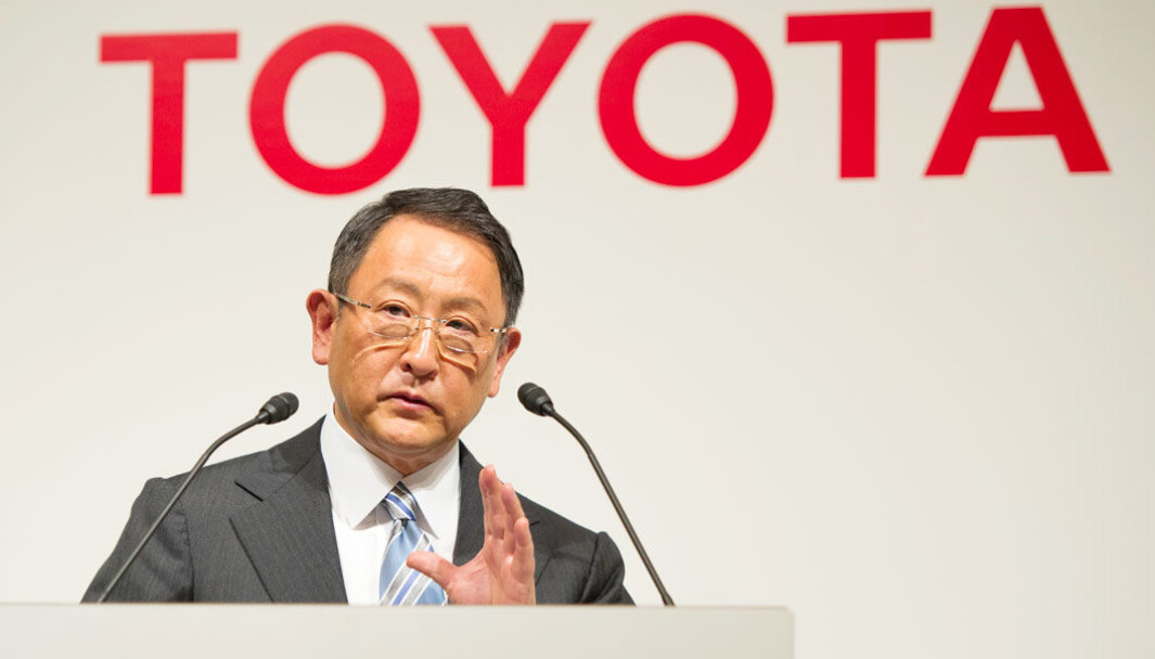FORVIRRER: Kort tid etter at Toyota annonserte store planer for elbiler, hevder toppsjefen Akio Toyoda nå at de er «overhypet». FORVIRRER: Kort tid etter at Toyota annonserte store planer for elbiler, hevder toppsjefen Akio Toyoda nå at de er «overhypet».