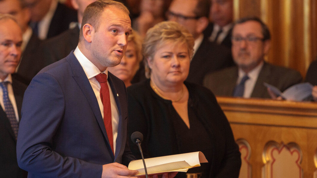 HØYE NOK: Samferdselsminister Jon Georg Dale mener bøtene for mobilbruk er høye nok. HØYE NOK: Samferdselsminister Jon Georg Dale mener bøtene for mobilbruk er høye nok.