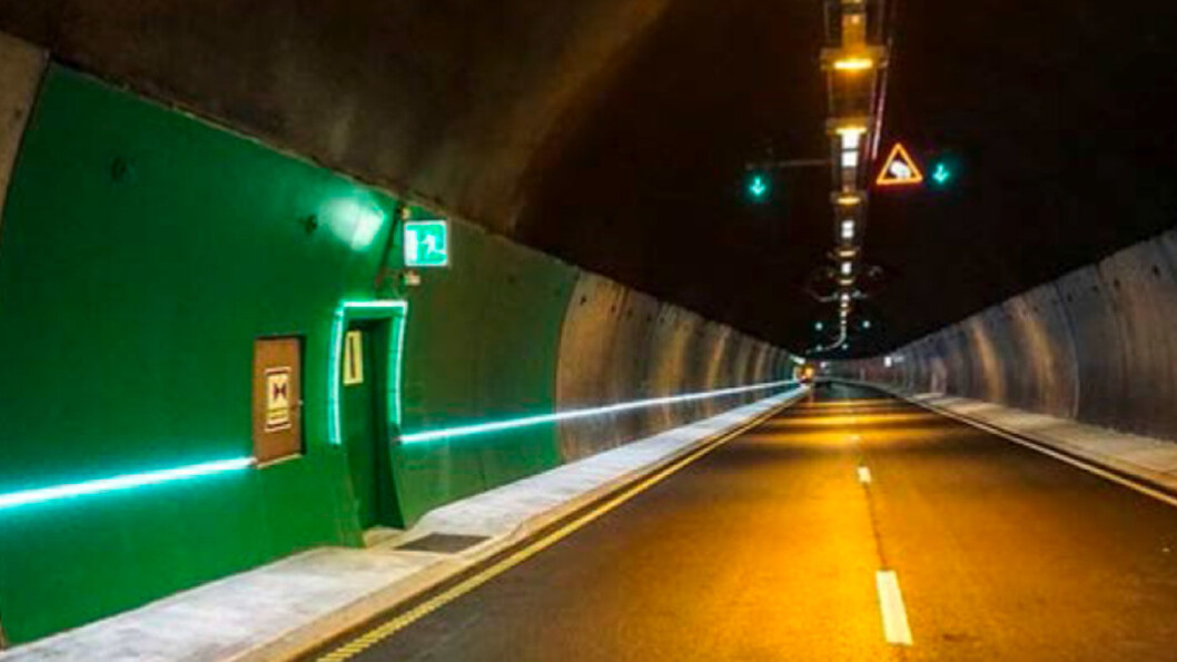 LØSNINGEN? En ledelist kan være avgjørende viktig når brannalarmen går i en av Norges mange og lange tunneler. Foto: Gemini.no/SINTEF LØSNINGEN? En ledelist kan være avgjørende viktig når brannalarmen går i en av Norges mange og lange tunneler. Foto: Gemini.no/SINTEF