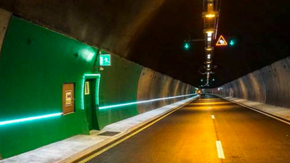LØSNINGEN? En ledelist kan være avgjørende viktig når brannalarmen går i en av Norges mange og lange tunneler. Foto: Gemini.no/SINTEF