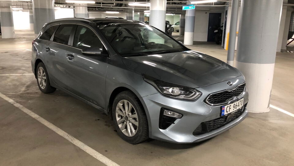 GRÅTT OG GODT: Kia Ceed i stasjonsvognutgave gjør ikke mye ut av seg, men er blitt en av de beste – og største – bilene i klassen. Foto: Øivind A. Monn-Iversen