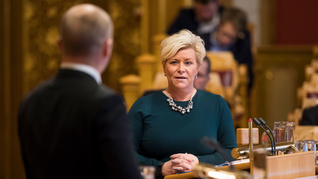 BOMPENGESTRID: Sp-leder Trygve Slagsvold Vedum (med ryggen til) vil stoppe videre økninger i bompenge-innkrevinger og kaller Frp-leder Siv Jensen for norgesmester i bompenger. – Meningsløs sympolpolitikk, svarer Frp. Foto: Stortinget BOMPENGESTRID: Sp-leder Trygve Slagsvold Vedum (med ryggen til) vil stoppe videre økninger i bompenge-innkrevinger og kaller Frp-leder Siv Jensen for norgesmester i bompenger. – Meningsløs sympolpolitikk, svarer Frp. Foto: Stortinget