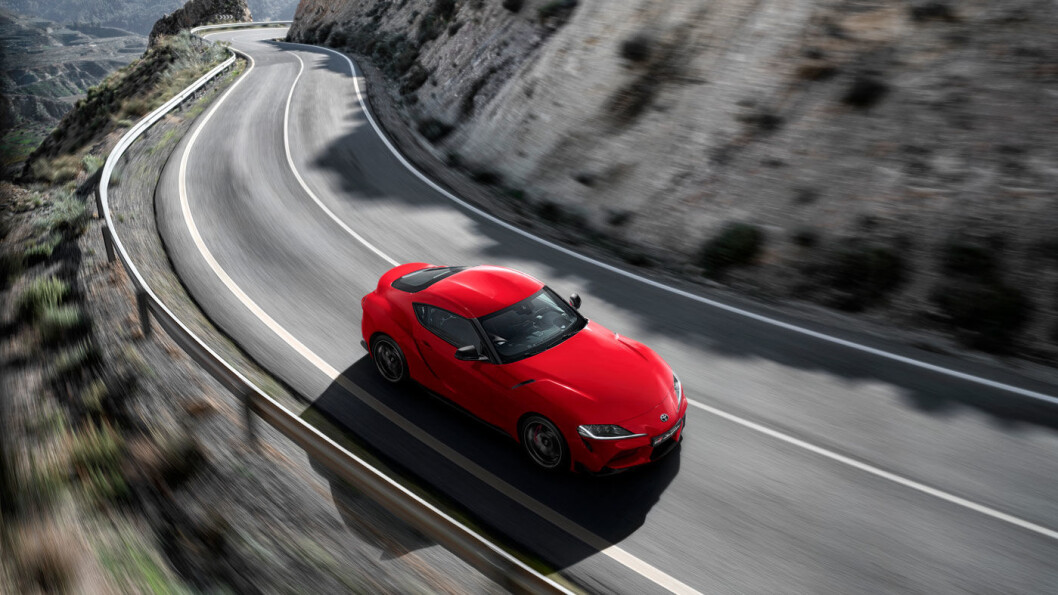 RÅ: Du vil ikke se mange av disse på norske veier, det er neppe heller ønsket til de som betaler drøye 900.000 for Toyotas råeste serieproduserte bil, GR Supra. RÅ: Du vil ikke se mange av disse på norske veier, det er neppe heller ønsket til de som betaler drøye 900.000 for Toyotas råeste serieproduserte bil, GR Supra.