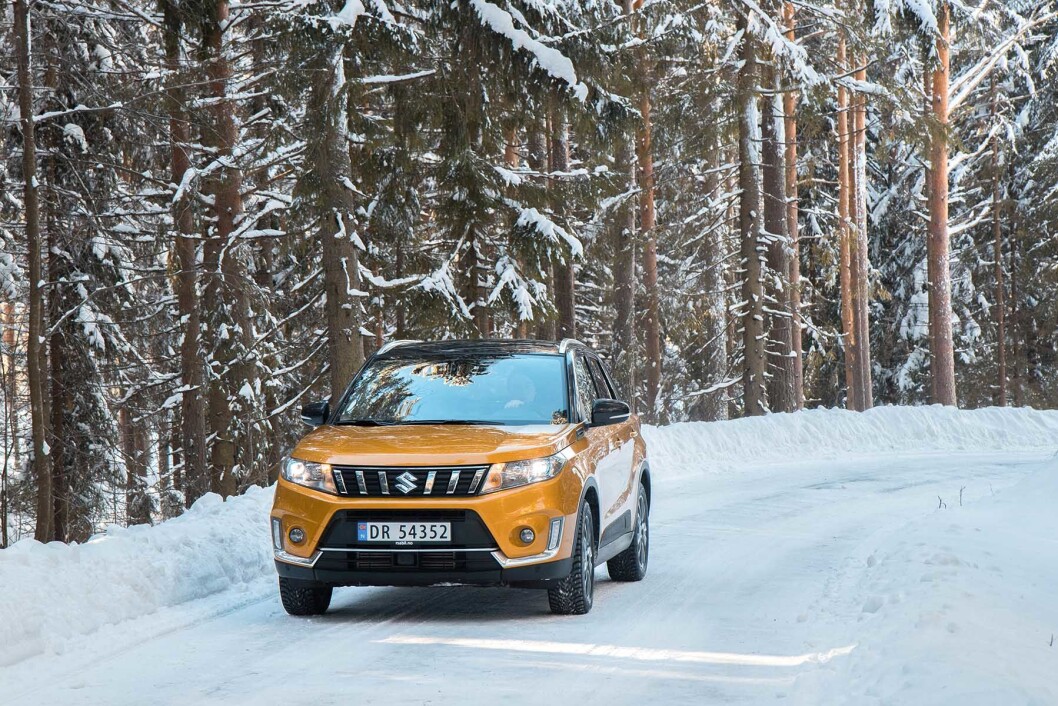 NY MODELL AV KLASSIKER: Etter noen timer i nye Suzuki Vitara 4x4, både på motorvei og snøkledde skogsveier, kan vi si at denne jubilanten er et sikkert, trygt og økonomisk godt valg. Foto: Sara Magnusson NY MODELL AV KLASSIKER: Etter noen timer i nye Suzuki Vitara 4x4, både på motorvei og snøkledde skogsveier, kan vi si at denne jubilanten er et sikkert, trygt og økonomisk godt valg. Foto: Sara Magnusson