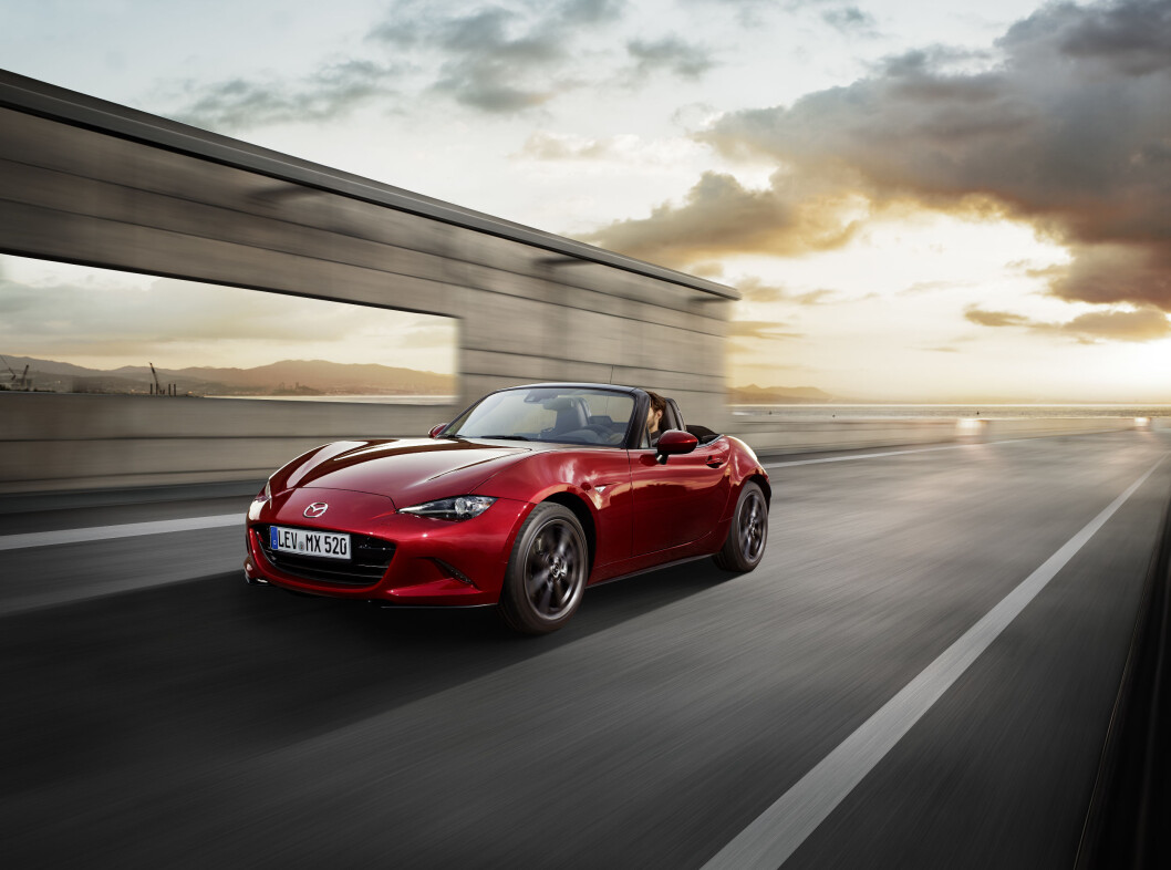 SUKSESS-OPPSKRIFT: Mazda MX-5 er en liten, lett toseter med bakhjulstrekk og sportslige kjøreegenskaper. Foto: Mazda SUKSESS-OPPSKRIFT: Mazda MX-5 er en liten, lett toseter med bakhjulstrekk og sportslige kjøreegenskaper. Foto: Mazda