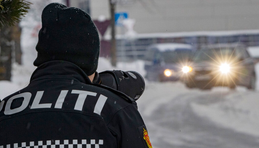 AVSLØRER: Med sin kraftige kikkert ser politiet mer enn du tror. Og nå justeres bøtesatsene. AVSLØRER: Med sin kraftige kikkert ser politiet mer enn du tror. Og nå justeres bøtesatsene.