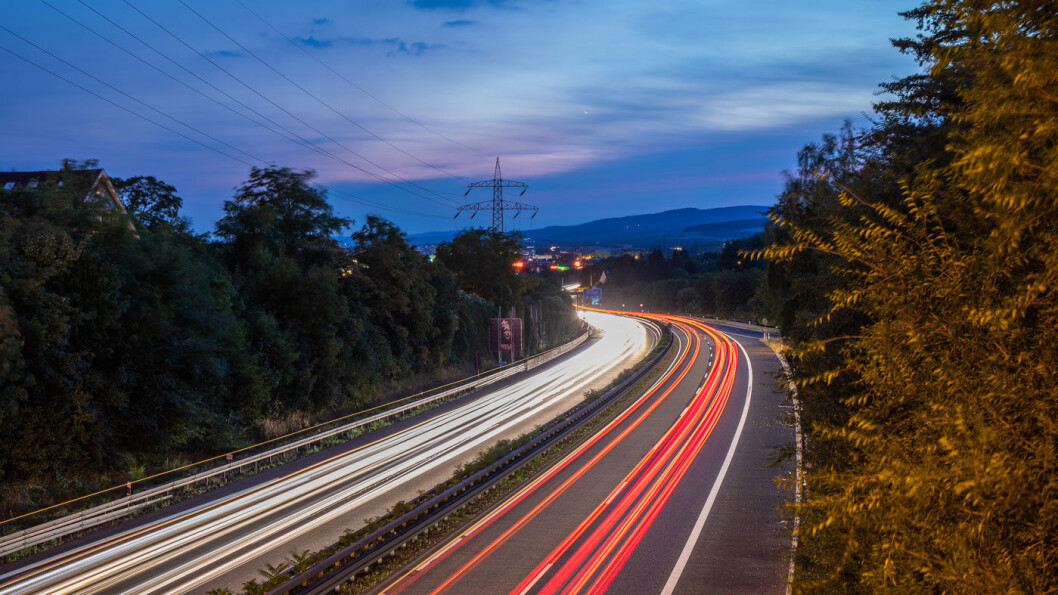 SER DU SKILTET? Et forslag om å begrense hastigheten på autobahn, her A66 ved Wiesbaden, til 130 kilometer i timen, gjør at mange tyskere setter kaffen i vrangstrupen. Foto: Ansgar Koreng SER DU SKILTET? Et forslag om å begrense hastigheten på autobahn, her A66 ved Wiesbaden, til 130 kilometer i timen, gjør at mange tyskere setter kaffen i vrangstrupen. Foto: Ansgar Koreng
